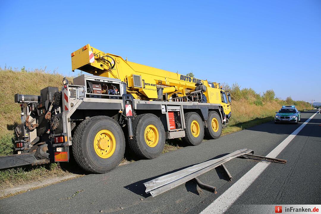 Lkw kracht auf A9 bei Bayreuth ungebremst gegen Lärmschutzwand