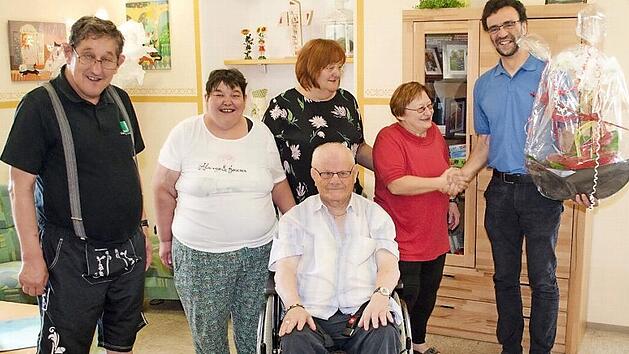 Von links: Die Bewohner der Wohngruppe "Klosterm&uuml;hle 1" Erwin Paul, Andrea Friedrich und Heinz Kretschmer zusammen mit Veronika Popp (Wohnbereichsleitung), Waltraud Bittermann (Heilerziehungspflegerin) und Armin Wissel (Einrichtungsleiter). Foto: privat