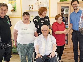 Von links: Die Bewohner der Wohngruppe "Klostermühle 1" Erwin Paul, Andrea Friedrich und Heinz Kretschmer zusammen mit Veronika Popp (Wohnbereichsleitung), Waltraud Bittermann (Heilerziehungspflegerin) und Armin Wissel (Einrichtungsleiter). Foto: privat