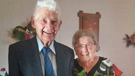 Das Ehepaar Reu&szlig; gl&uuml;cklich in seinem Wohnzimmer  Foto: Petra Lamprecht