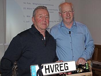 Vorsitzender Rudolf Schmidt (rechts) ernennt Johann Reichenbacher zum Ehrenmitglied.  Foto: Evi Seeger