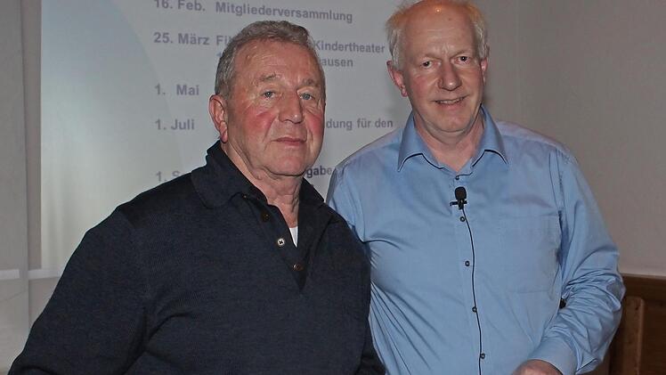 Vorsitzender Rudolf Schmidt (rechts) ernennt Johann Reichenbacher zum Ehrenmitglied.  Foto: Evi Seeger