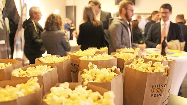Wenn schon im Kino, dann stilecht mit Popcorn: Knackige Anregungen, wie Gesch&auml;ftsgr&uuml;nder EU-F&ouml;rdert&ouml;pfe anzapfen k&ouml;nnen, bekamen die Zuh&ouml;rer massenhaft von Kai Schimmelfelder. Im Anschluss an seinen Vortrag gab es entsprechend viel zu besprechen.  Fotos: Markus H&auml;ggberg