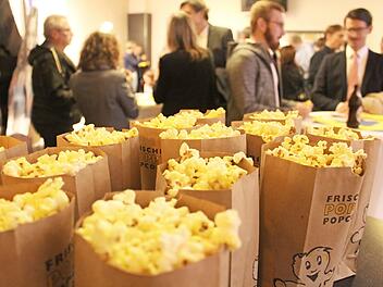 Wenn schon im Kino, dann stilecht mit Popcorn: Knackige Anregungen, wie Geschäftsgründer EU-Fördertöpfe anzapfen können, bekamen die Zuhörer massenhaft von Kai Schimmelfelder. Im Anschluss an seinen Vortrag gab es entsprechend viel zu besprechen.  Fotos: Markus Häggberg