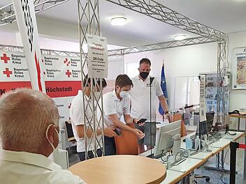 Mitarbeiter des Bayerischen Roten Kreuzes (BRK) in einem der Testzentren im Landkreis