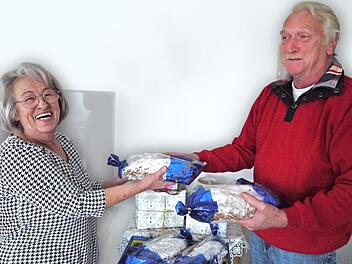 Claudia Wawerzinek freut sich über die vom ehemaligen Detterer Ortsbäcker Peter Hartmann gebackenen Christstollen, die sie am Samstag mit vielen weiteren Stollen, Plätzchen und Geschenken ins Flutgebiet nach Ahrweiler bringen wird. Foto: Rebecca Vogt