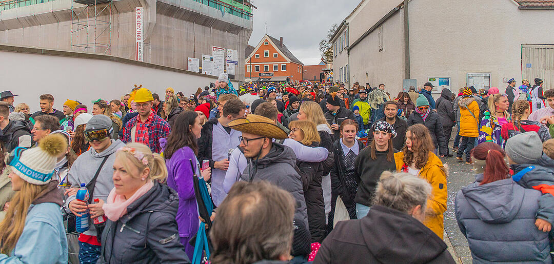 Buntes Faschingstreiben begeistert groß und klein.