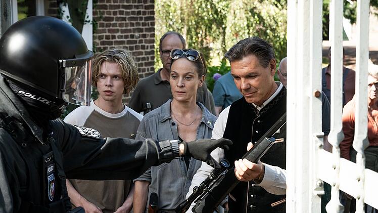 Eine Außenstelle des Planeten Aldebaran? Der selbsternannte Reichskanzler Guido Berger (Max Hopp, rechts) und seine Anhänger Reimund (Mitja Over, zweiter von links) und Franziska Krings (Jeanette Hain) wollen das SEK nicht in ihr Reich lassen. Für sie gelten die Gesetze der BRD nicht, erklären sie.