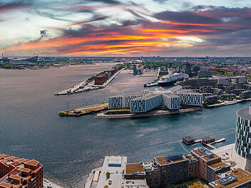 Kopenhagen Ostsee D&auml;nemark Nordhavn Indre &Oslash;sterbro Luftbild Panorama Stadtansicht moderne Architektur Portland Towers Wasserlage Hafenstadt K&uuml;stenstadt Hauptstadt Stadtentwicklung urban maritim &Oslash;resund Stadt am Wasser D&auml;nische Ostseek&uuml;ste Reiseziel St&auml;dtereise D&auml;nemarkreise Ostseeurlaub Architektur Skyline Hafenviertel modernes Viertel K&uuml;stenpanorama Kopenhagen Panorama maritime Atmosph&auml;re Aerial panorama of Indre Osterbro, Nordhavnen districts. New modern district in Copenhagen, Denmark. Beautiful modern buildings, Portland Towers and UN.