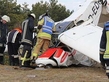 Schwer verletzt musste der 35-jährige Pilot eines Kleinflugzeug heute Nachmittag ins Krankenhaus gebracht werden.  Fotos: Gerd Schaar