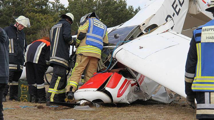 Schwer verletzt musste der 35-jährige Pilot eines Kleinflugzeug heute Nachmittag ins Krankenhaus gebracht werden.  Fotos: Gerd Schaar