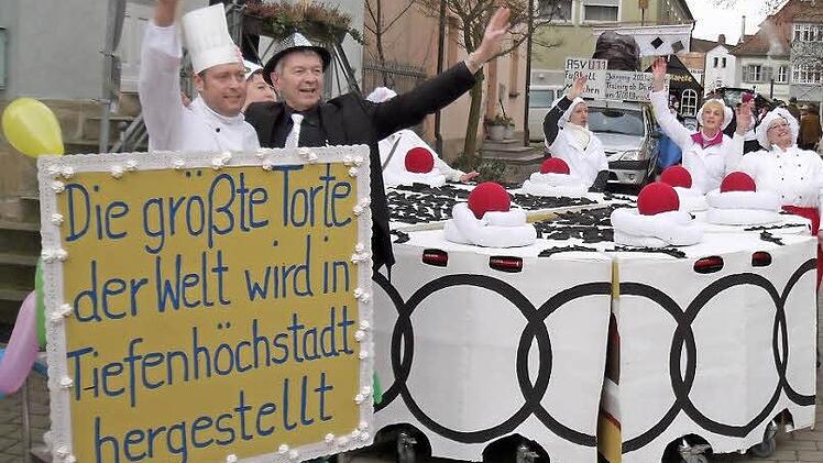 Eine tanzende Riesentorte - nur leider nicht zum EssenFoto: Anette Schreiber