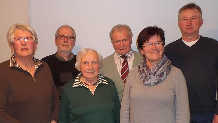 Seit 25 beziehungsweise 40 Jahren singen (v.l.) Helene Manger, Bernhard Fenn, Erna Dunkel, Gottfried Manger, Elisabeth Weigand und Fridolin Fischer.  Fotos: Günther Straub