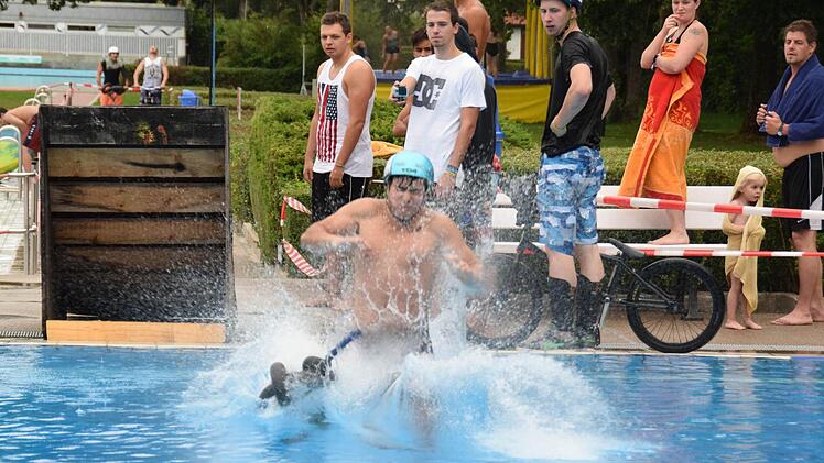 Wassertag beim Jugendfestival YouCo im Aquaria Freibad in CoburgFoto: Ronald Rinklef