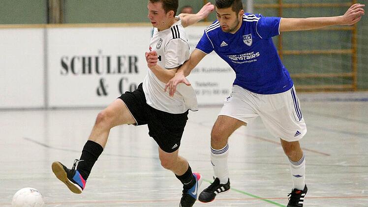 Der Katschenreuther Jim Knopf (links) im Spiel um Platz 3 gegen den Metzdorfer Cünyet Kalburan.