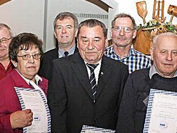 Karl Neudecker (Mitte) gehört dem Sozialverband seit 50 Jahren als Mitglied an und führt den Ortsverband seit 35 Jahren als Vorsitzender. Links neben ihm seine Ehefrau Klara, die seit 20 Jahren in der Betreuung vor Ort mitarbeitet.  Foto: Evi Seeger
