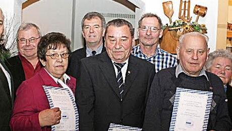 Karl Neudecker (Mitte) gehört dem Sozialverband seit 50 Jahren als Mitglied an und führt den Ortsverband seit 35 Jahren als Vorsitzender. Links neben ihm seine Ehefrau Klara, die seit 20 Jahren in der Betreuung vor Ort mitarbeitet.  Foto: Evi Seeger