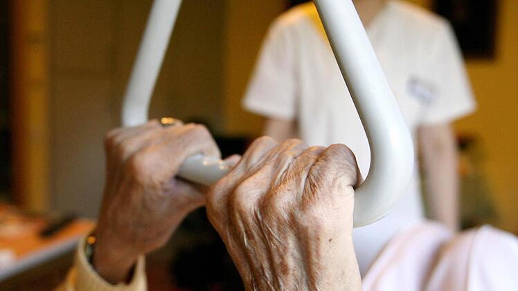 Über das Pflegeheim Römershag soll die Stromtrasse direkt führen. Die Heimbewohner können sich nicht dagegen wehren. Deshalb hat jetzt das Seelsorge-Team einen Brief an die Bundesnetzagentur geschrieben. Symbolfoto/dpa: Angelika Warmuth