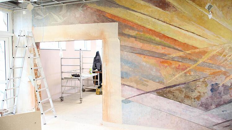 Das Kunstwerk von Hubert Weber konnte weitgehend erhalten werden. Ursprünglich war ein zusätzlicher Türdurchbruch in der Mitte der Wand angedacht. Mit Rücksicht auf das Kunstwerk wurde jetzt die bereits bestehende Tür verbreitert.  Foto: Friedwald Schedel