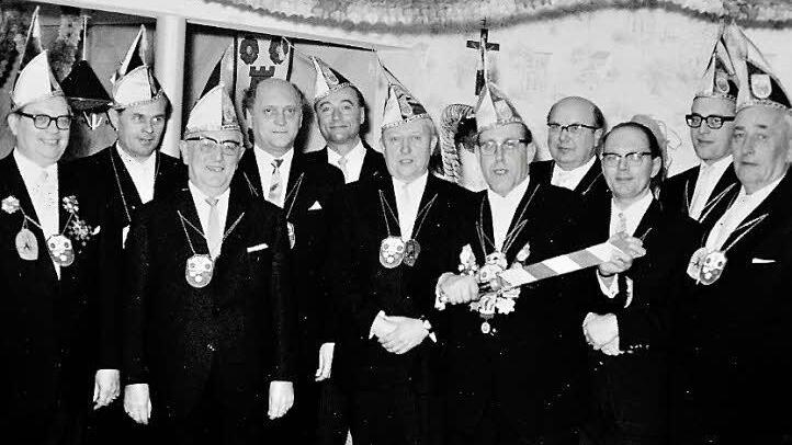 Kronacher Büttenabend 1965 mit dem Elferrat - unter anderem mit dem unvergessenen Präsidenten Helmut Arbeiter (Fünfter von rechts). Er und Redakteur Willi Schreiber (Zweiter von links) waren die maßgeblichen Initiatoren der Kroniche Fousanaocht.