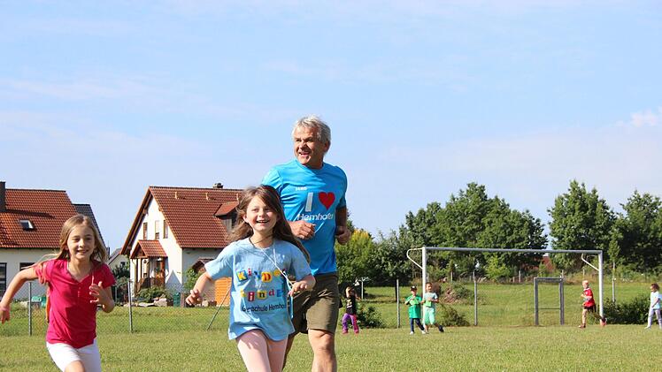 B&uuml;rgermeister Ludwig Nagel hat sich unter die Sportler gemischt.