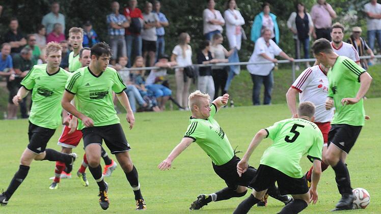 Grüne Übermacht: Nur schwer auszumachen sind die Reichenbacher Spieler in dieser Szene im Spiel gegen den SV Ramsthal. Foto: ssp