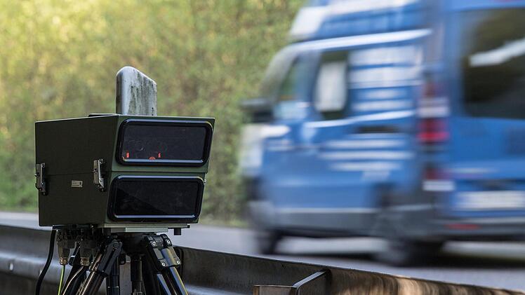 Blitzermarathon: Im Raum Kulmbach und in  Bayern  führte die Polizei  am Mittwoch über 24 Stunden verstärkt Geschwindigkeitskontrollen durch. Symbolbild: Fabian Sommer/dpa
