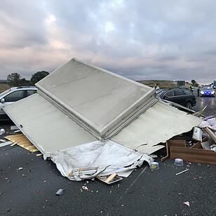 Anhänger umgekippt - Gummibärchen auf der A9 verteilt