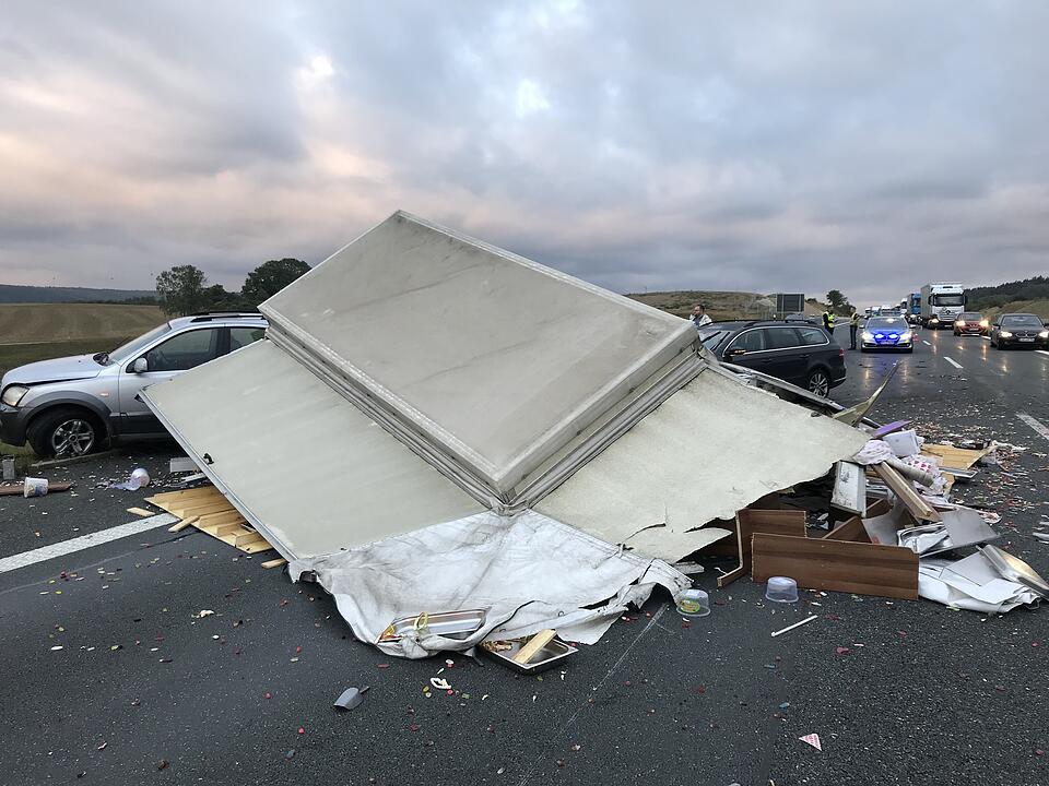 Anhänger umgekippt - Gummibärchen auf der A9 verteilt