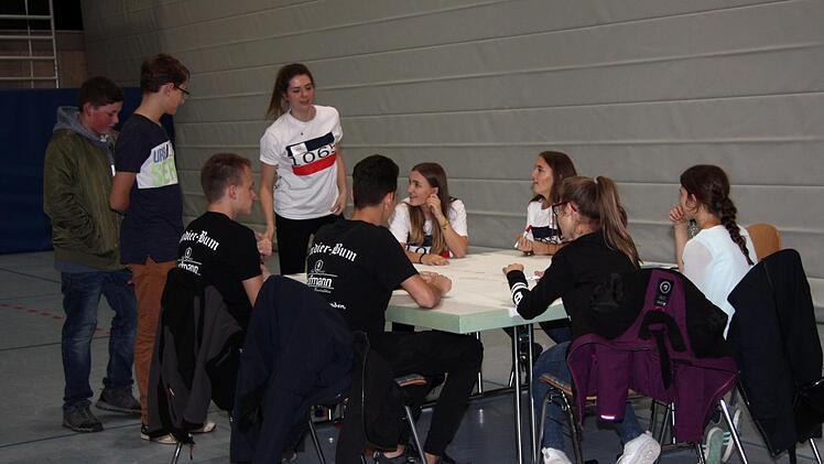 Die Jugendlichen tauschten an Thementischen ihre Ideen aus.   Foto: Richard Sänger