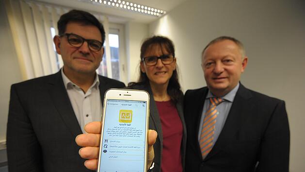 Integreat: Mit einem digitalen F&uuml;hrer f&uuml;r die Erfordernisse des Alltags will der Landkreis Bad Kissingen Asylsuchenden und Zugewanderten das Zurechtkommen im manchmal komplizierten neuen Leben erleichtern. Im Bild von links nach rechts Stefan Seufert, Andrea Herzer und Landrat Thomas Bold.  Foto: Siegfried Farkas