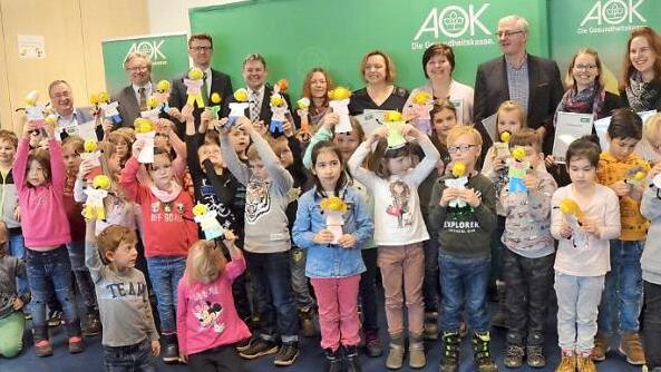 Mit den Pressiger Grundschülern freuen sich von links Rektor Reinhard Horn (GMS Pressig), Bürgermeister Hans Pietz, Christian Grebner (AOK-Direktor Coburg), Landratsstellvertreter Gerhard Wunder, Schulamtsdirektorin Gisela Rohde, Angela Neder (Schulleiterin GS Wallenfels), Astrid Kestel (Schulleiterin GS Stockheim), Klemens Löffler (Schulleiter GS Teuschnitz), Michaela Weinmann (stellvertretende Schulleiterin GS Steinwiesen) und Cornelia Zeh (Lehrerin GS Ludwigsstadt).  Foto: K.- H. Hofmann