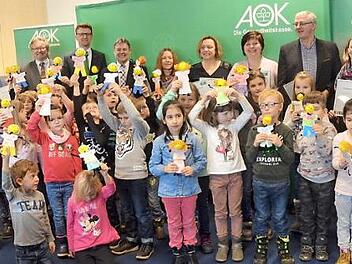 Mit den Pressiger Grundschülern freuen sich von links Rektor Reinhard Horn (GMS Pressig), Bürgermeister Hans Pietz, Christian Grebner (AOK-Direktor Coburg), Landratsstellvertreter Gerhard Wunder, Schulamtsdirektorin Gisela Rohde, Angela Neder (Schulleiterin GS Wallenfels), Astrid Kestel (Schulleiterin GS Stockheim), Klemens Löffler (Schulleiter GS Teuschnitz), Michaela Weinmann (stellvertretende Schulleiterin GS Steinwiesen) und Cornelia Zeh (Lehrerin GS Ludwigsstadt).  Foto: K.- H. Hofmann