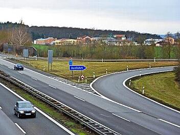 Vor allem nachts ist der Lärm der A 70 für die Bürger von Horhausen (im Hintergrund) unerträglich, trotz des lärmmindernden Asphalts, der 2017 ausgetragen wurde. Was ist zu tun?  Foto: Ulrike Langer
