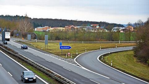 Vor allem nachts ist der Lärm der A 70 für die Bürger von Horhausen (im Hintergrund) unerträglich, trotz des lärmmindernden Asphalts, der 2017 ausgetragen wurde. Was ist zu tun?  Foto: Ulrike Langer