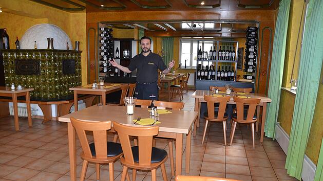 "Was soll ich machen?" Patrizio Giuliano am Freitag zur Mittagsstunde im Lokal. Jetzt hofft er auf Abholservice.  Fotos: Bernhard Panzer