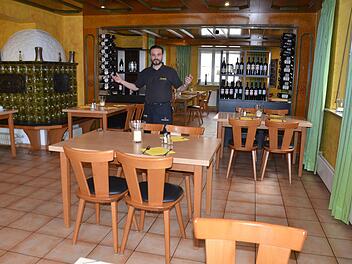 "Was soll ich machen?" Patrizio Giuliano am Freitag zur Mittagsstunde im Lokal. Jetzt hofft er auf Abholservice.  Fotos: Bernhard Panzer