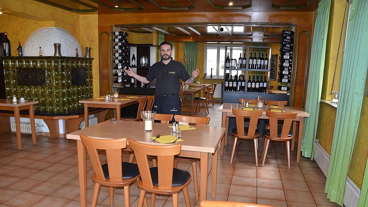 "Was soll ich machen?" Patrizio Giuliano am Freitag zur Mittagsstunde im Lokal. Jetzt hofft er auf Abholservice.  Fotos: Bernhard Panzer