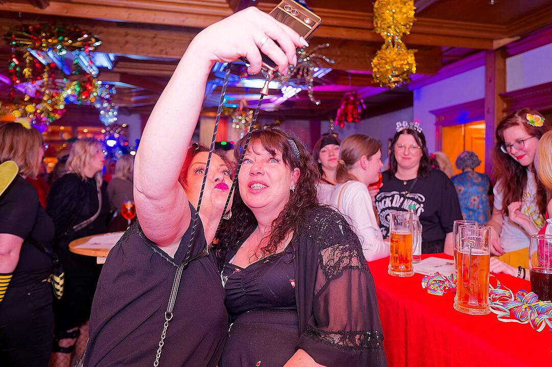 Drei Männerballetts, Musik von DJ Asti und vieles mehr gab es beim Weiberfasching!