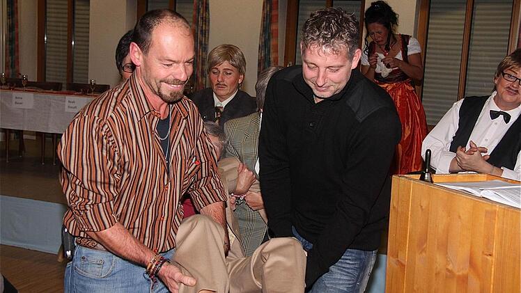 Beim Abtransport der Leiche halfen zwei Männer aus dem Publikum mit.