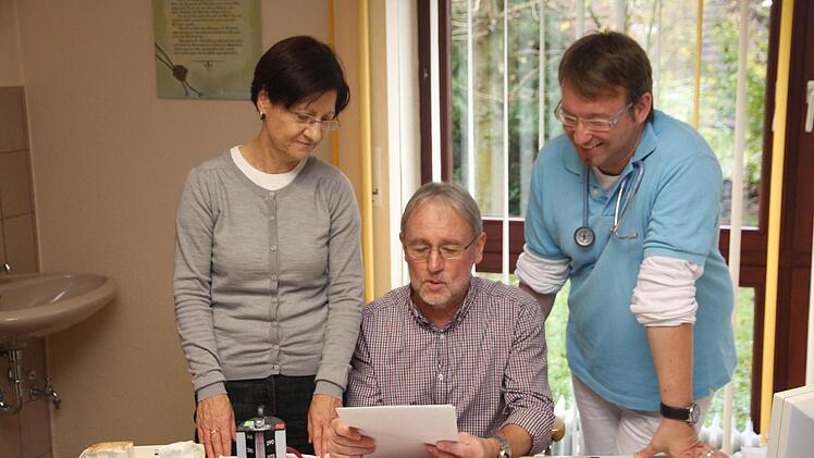 Bis zum Ende des Jahres arbeiten Marlis Kauder-Nowak und Helmut Nowak in ihrer Praxis. Ihr Nachfolger Peter Helmschrott (rechts) lässt sich alles erklären und zeigen.  Foto: Franz Galster