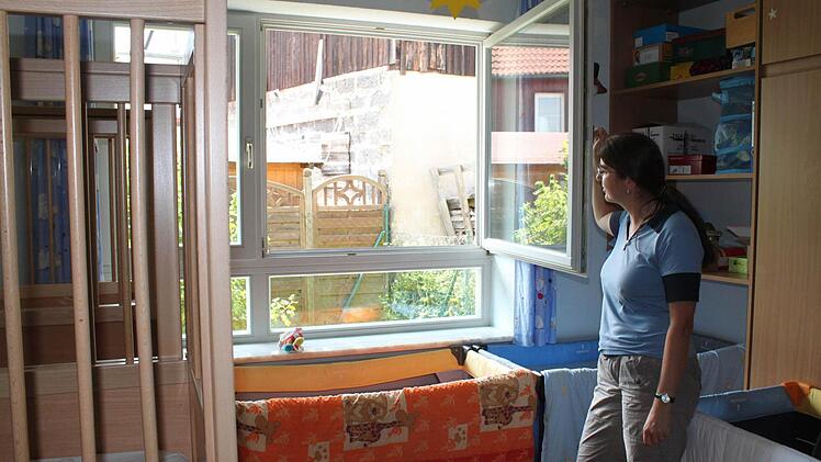 Im Falle eines Brandes wäre das Fenster der Notausstieg. Das widerspricht den gängigen Normen.
