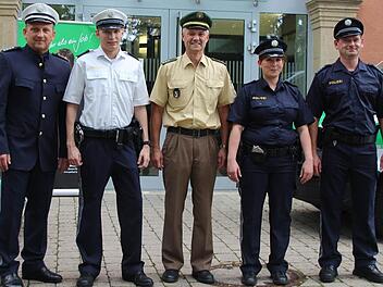 Alt und neu: Der Leiter der Coburger Polizeiinspektion, Joachim Mittelstädt (Mitte) trägt noch die alte Dienstkleidung, seine Kollegen Bernhard Schmitt, Simon Keller, Susanne Edler und Sascha Heerklotz (von links) dürfen bis März die neuen Uniformen testen. Foto: Ulrike Nauer