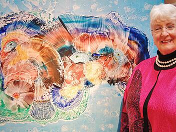 Altes und Neues zeigt Sieglinde Gottschalk-Vahldieck in der Ausstellung im Foyer des Rossini-Saales.  Foto: Sigismund von Dobschütz