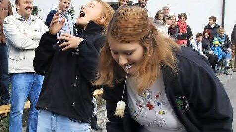 Gar nicht so einfach, einen Teebeutel über den Kopf weit zu werfen...