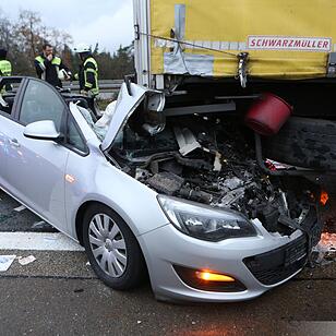 A3 voll gesperrt: Pkw rutscht unter Lkw