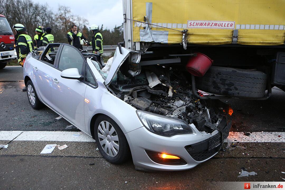 A3 voll gesperrt: Pkw rutscht unter Lkw