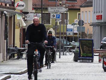 Wer künftig mit dem Rad in der Stadt einkauft, wird mit Stempeln in der Bonuskarte belohnt.  Fotos: Sabine Memmel
