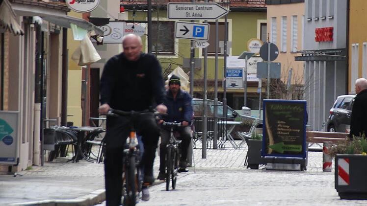 Wer künftig mit dem Rad in der Stadt einkauft, wird mit Stempeln in der Bonuskarte belohnt.  Fotos: Sabine Memmel