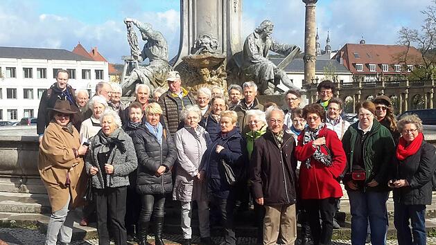 Der Frankoniabrunnen vor der Residenz bildete den Ausgangspunkt bei der ganzt&auml;gigen F&uuml;hrung f&uuml;r die Br&uuml;ckenauer Senioren in W&uuml;rzburg. Unter sachkundiger Leitung von Adrian B&ouml;rner (hinten links) erlebten die Rh&ouml;ner die Stadt aus unterschiedlichen Blickwinkeln. Foto: Rolf Pralle